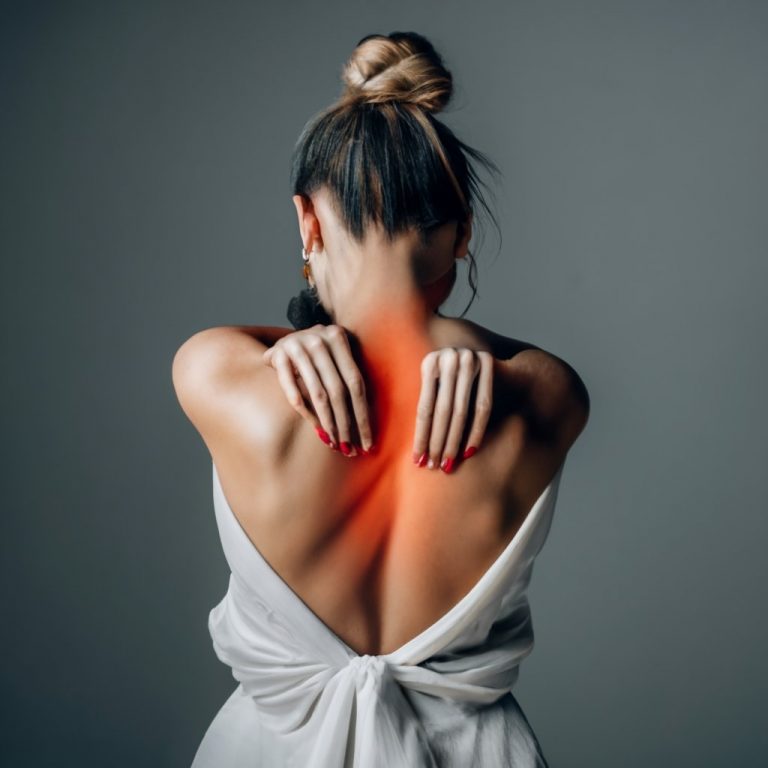 a_beatifull_women_with_naked_back_in_pain_fashi